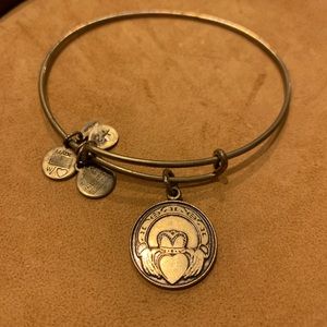 Vintage irish claddagh bangle